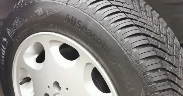 Opona Continental AllSeasonContact. Czy opony wielosezonowe są dobre? Ten bieżnik sugeruje, że tak, zapewniając przyczepność w różnych warunkach.