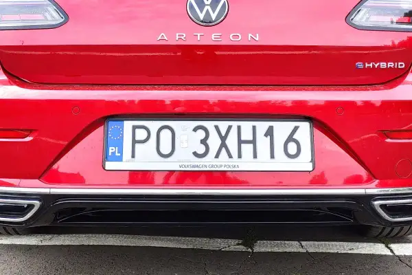 Czerwony Arteon eHybrid z polską tablicą rejestracyjną PO 3XH16.