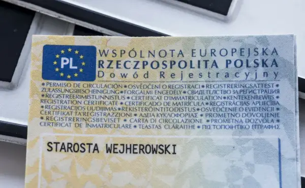 Duplikat dowodu rejestracyjnego z pieczęcią Starosty Wejherowskiego.
