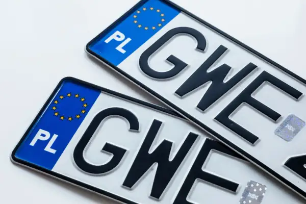 Dwie polskie tablice rejestracyjne z literami "GWE". Widoczny symbol Unii Europejskiej i oznaczenie "PL".