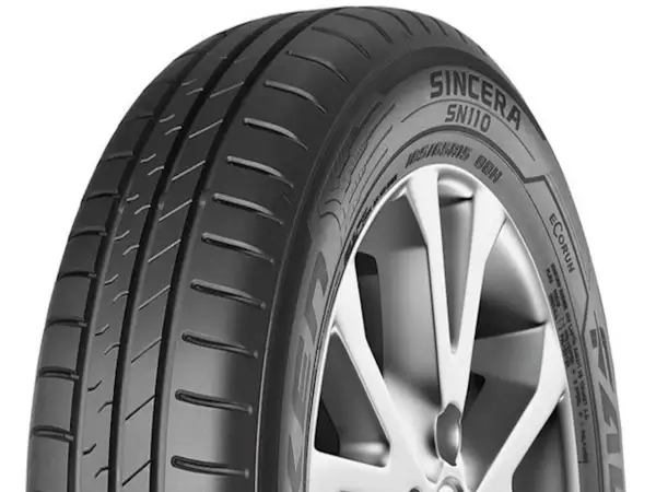 Opona samochodowa Falken Sincera SN110 z felgą.